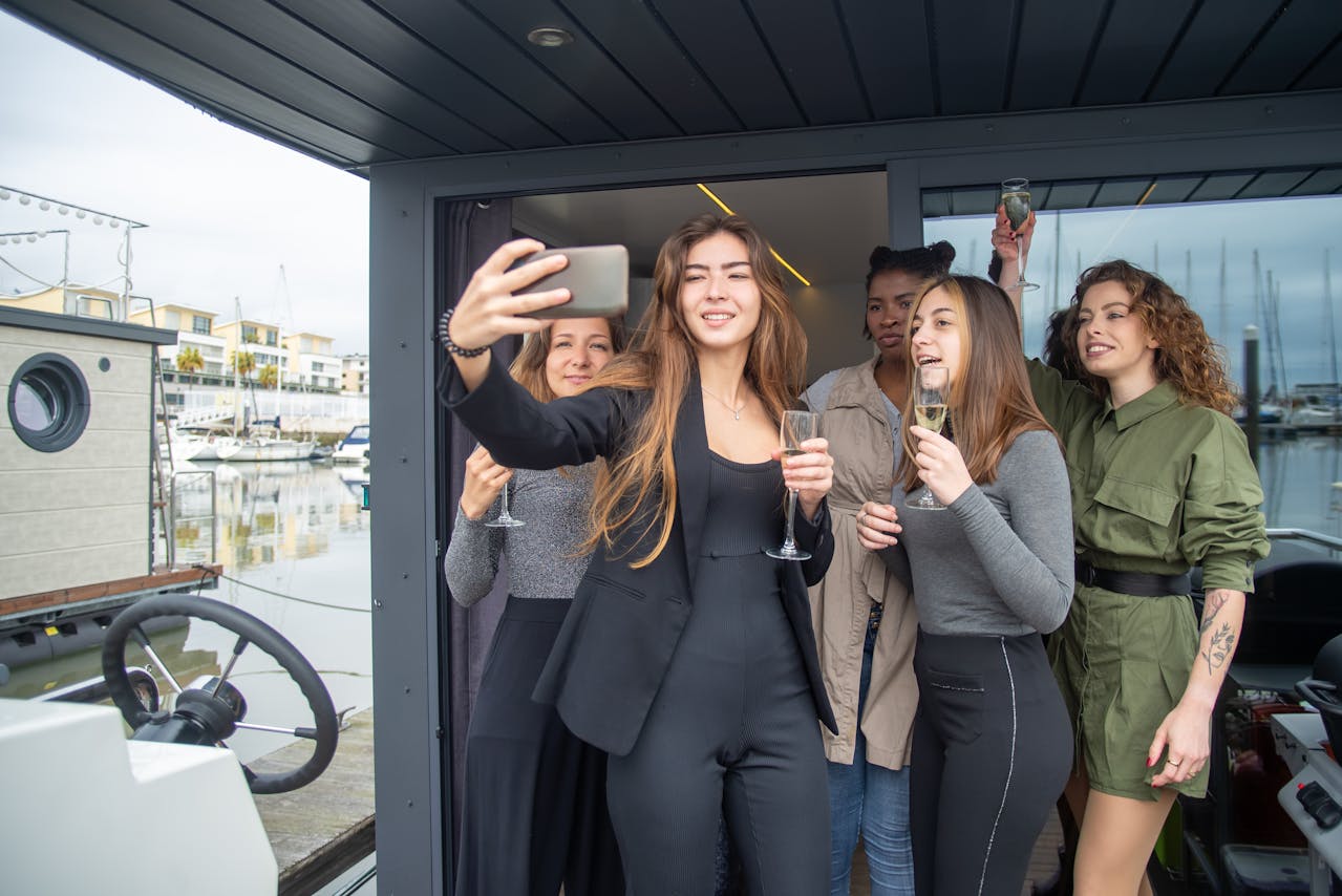 Friends taking a selfie with champagne on a stag boat party in Budapest – perfect tips for the best cruise experience.